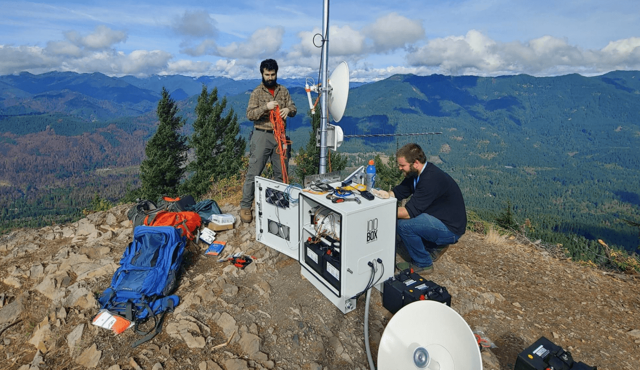 Oregon Internet Response volunteers setting up a fixed wireless network