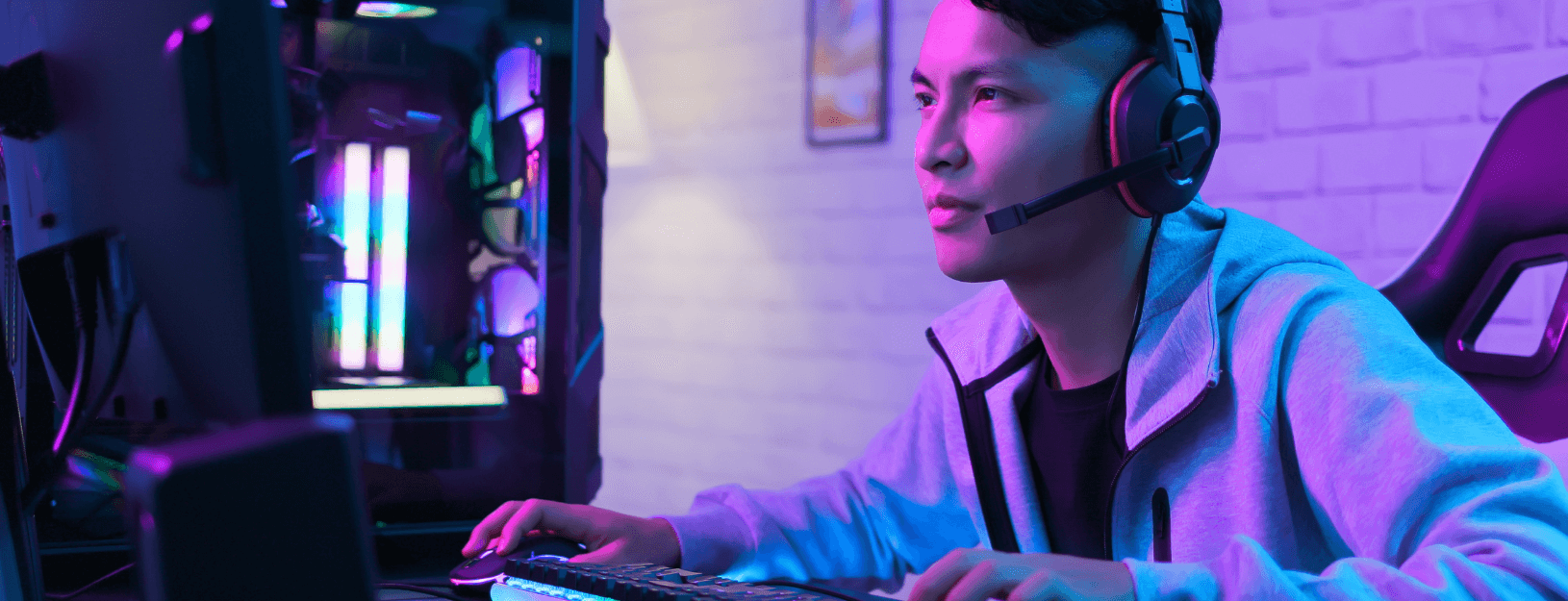 Man pointing at wifi symbol on chalkboard