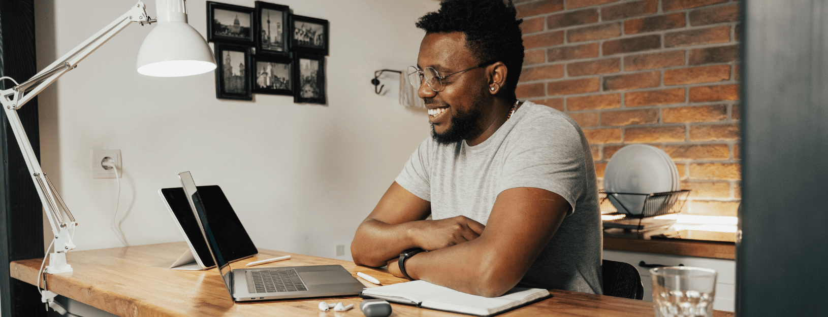 Netflix downloads chunks of content into a buffer.